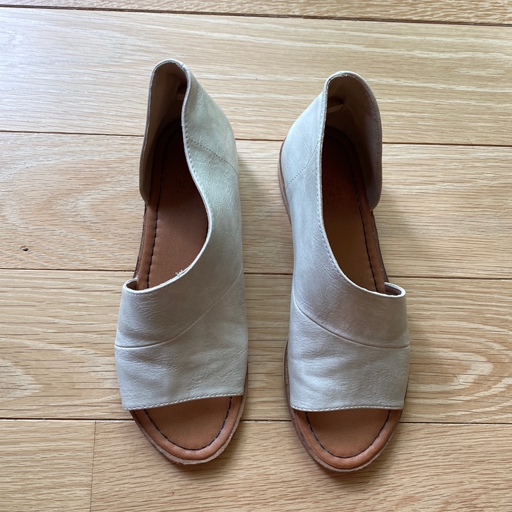 Cream open toed shoes